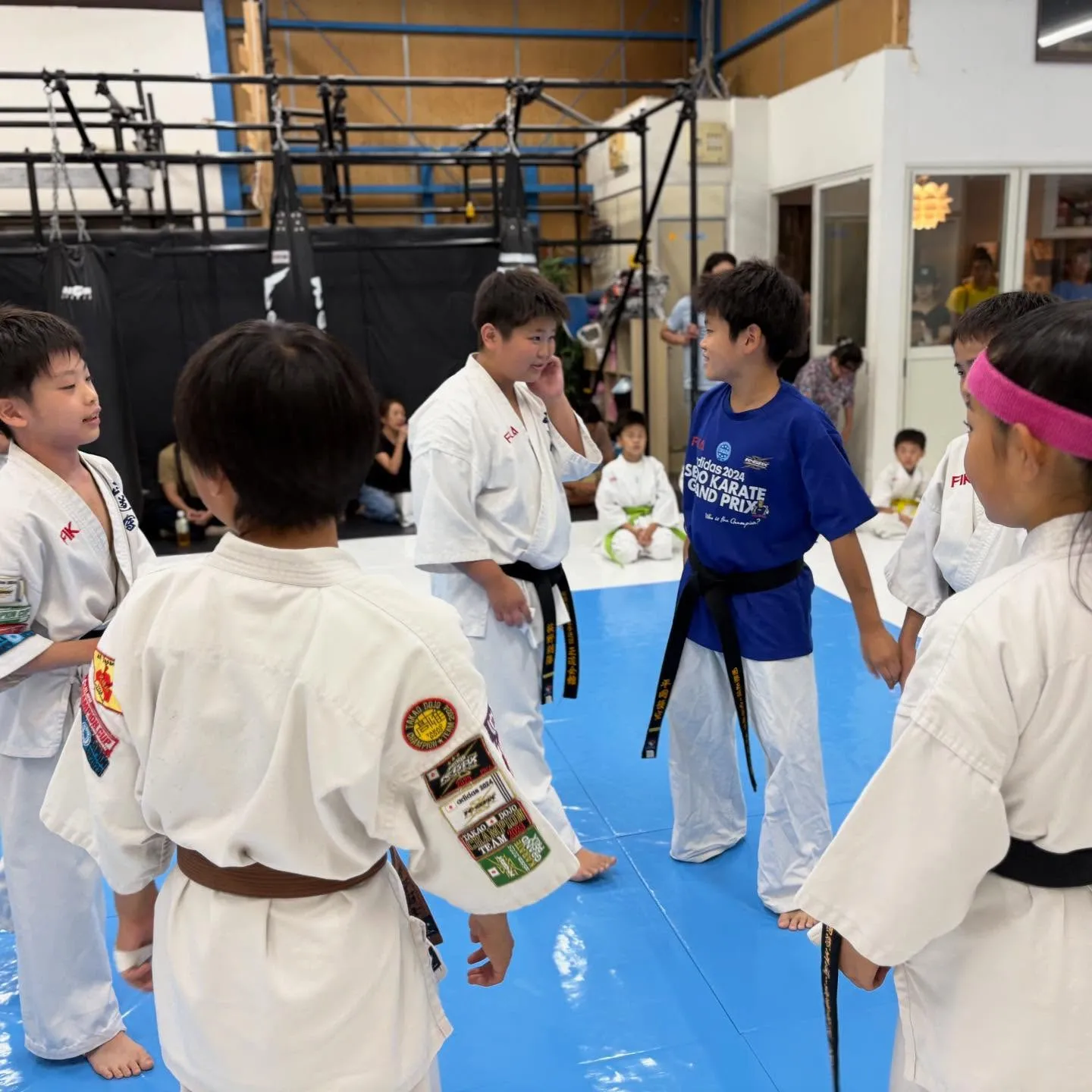 先輩がリーダーになってチームで形稽古。